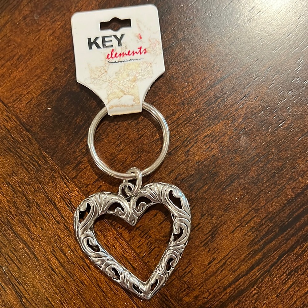 Key Elements Filigree Scroll Heart Key Chain Holder NWT